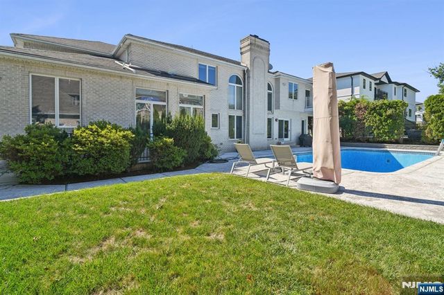 32 Laurie Drive, Englewood Cliffs, NJ 07632