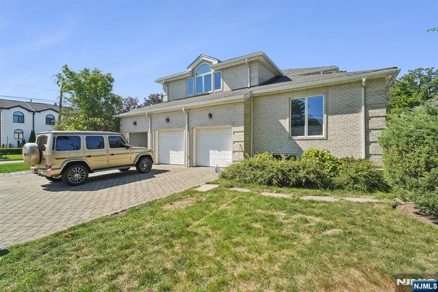32 Laurie Drive, Englewood Cliffs, NJ 07632