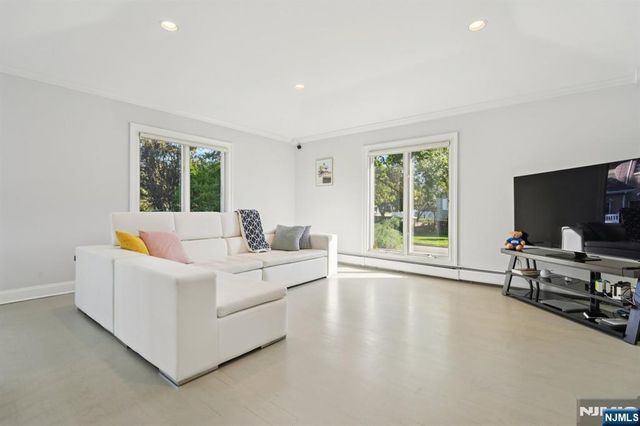 32 Laurie Drive, Englewood Cliffs, NJ 07632