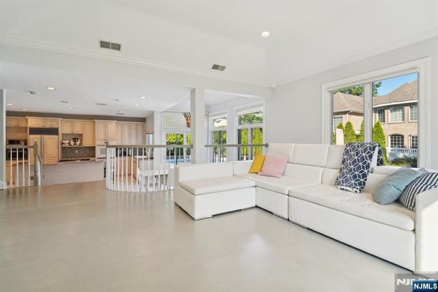 32 Laurie Drive, Englewood Cliffs, NJ 07632