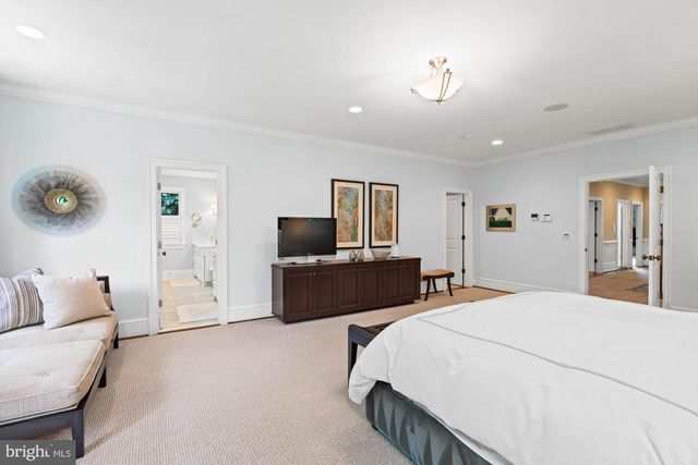 2215 KING PL NW, Washington, DC 20007