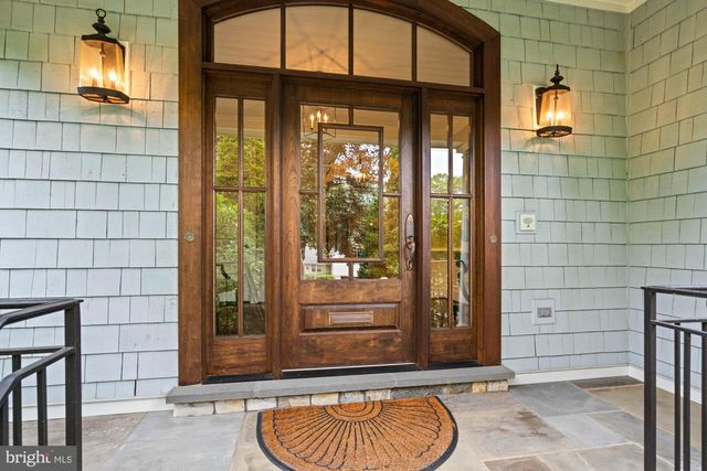 2215 KING PL NW, Washington, DC 20007