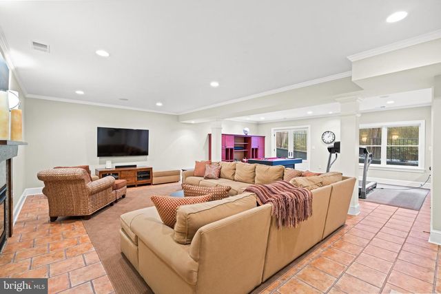 2215 KING PL NW, Washington, DC 20007