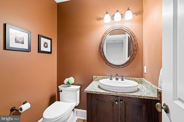 2215 KING PL NW, Washington, DC 20007