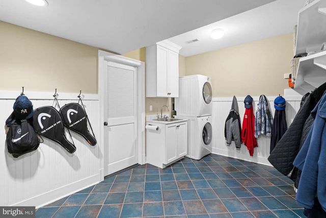 2215 KING PL NW, Washington, DC 20007