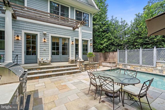 2215 KING PL NW, Washington, DC 20007