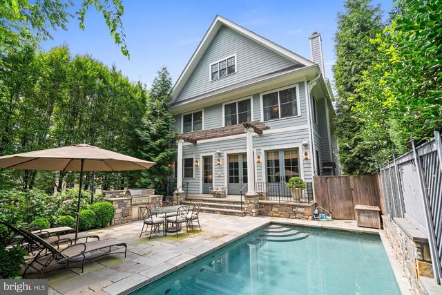 2215 KING PL NW, Washington, DC 20007