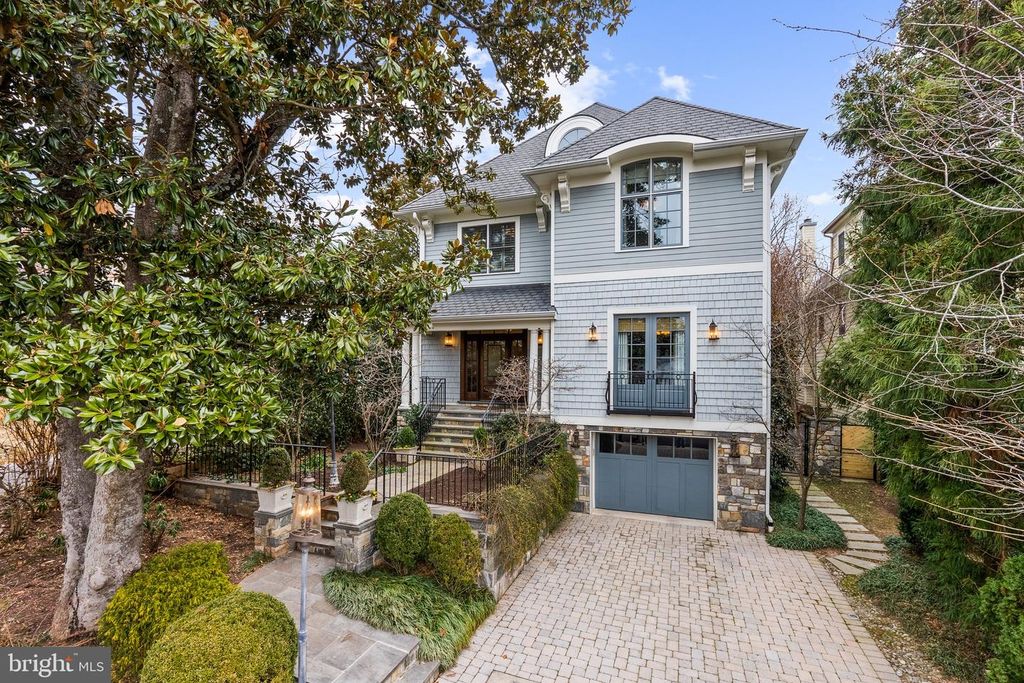 2215 KING PL NW, Washington, DC 20007