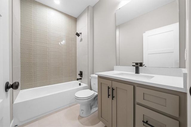 720 NE Lone Hill Drive B, Lee's Summit, MO 64064