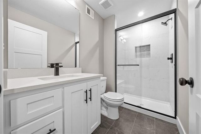 720 NE Lone Hill Drive B, Lee's Summit, MO 64064