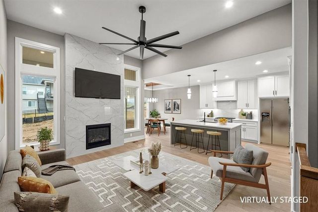 720 NE Lone Hill Drive B, Lee's Summit, MO 64064