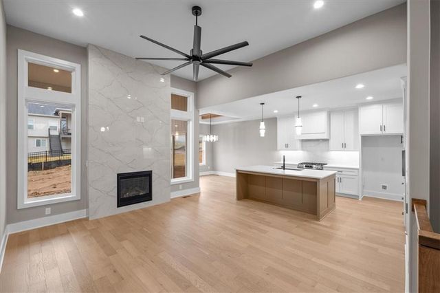 720 NE Lone Hill Drive B, Lee's Summit, MO 64064