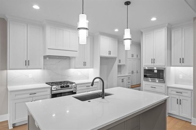 720 NE Lone Hill Drive B, Lee's Summit, MO 64064