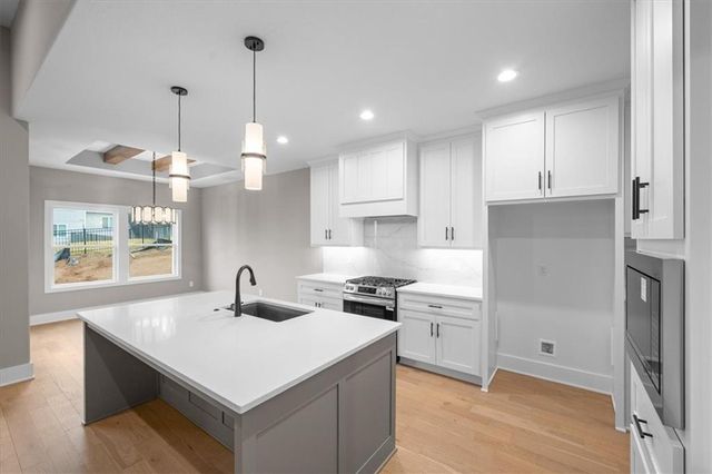 720 NE Lone Hill Drive B, Lee's Summit, MO 64064