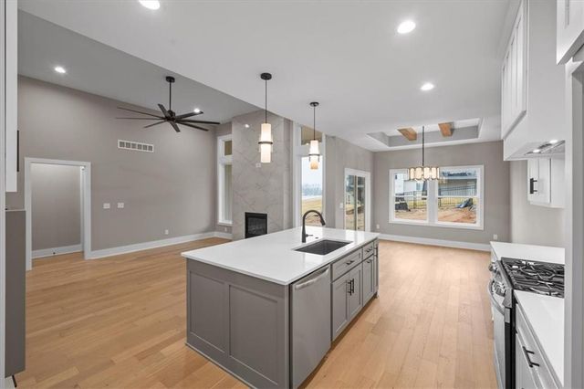 720 NE Lone Hill Drive B, Lee's Summit, MO 64064