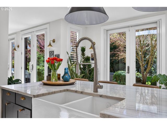 921 Sw 57TH Ave, Portland, OR 97221