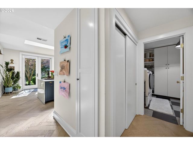 921 Sw 57TH Ave, Portland, OR 97221