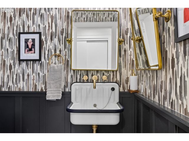 921 Sw 57TH Ave, Portland, OR 97221