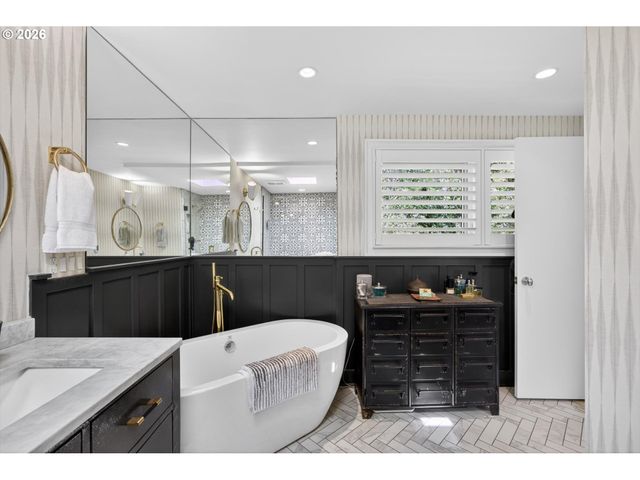 921 Sw 57TH Ave, Portland, OR 97221