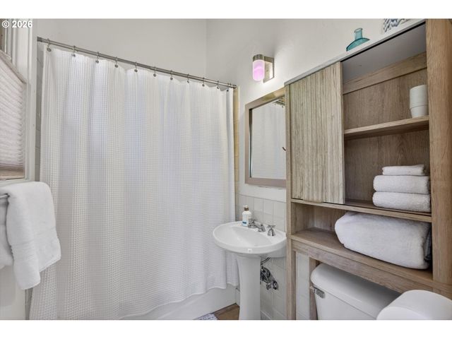 921 Sw 57TH Ave, Portland, OR 97221