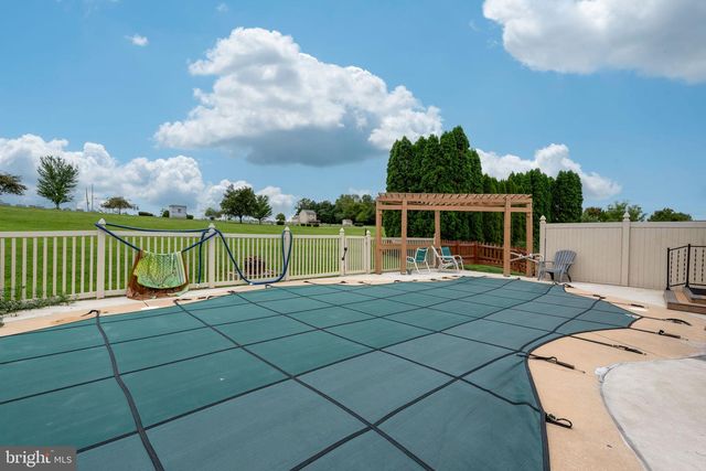 668 BLOSSOM HILL LN, Dallastown, PA 17313