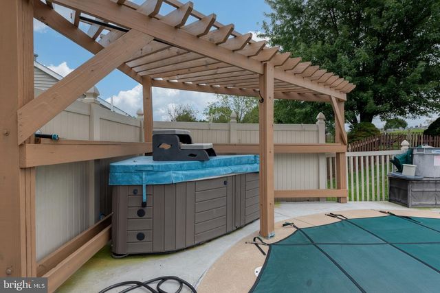 668 BLOSSOM HILL LN, Dallastown, PA 17313
