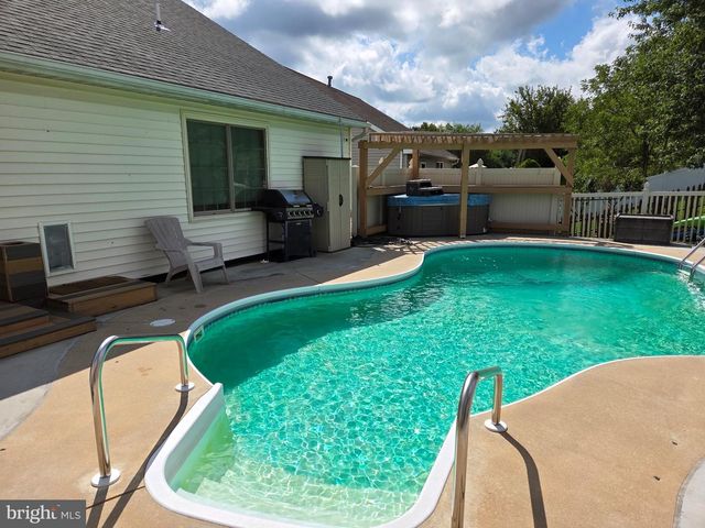 668 BLOSSOM HILL LN, Dallastown, PA 17313