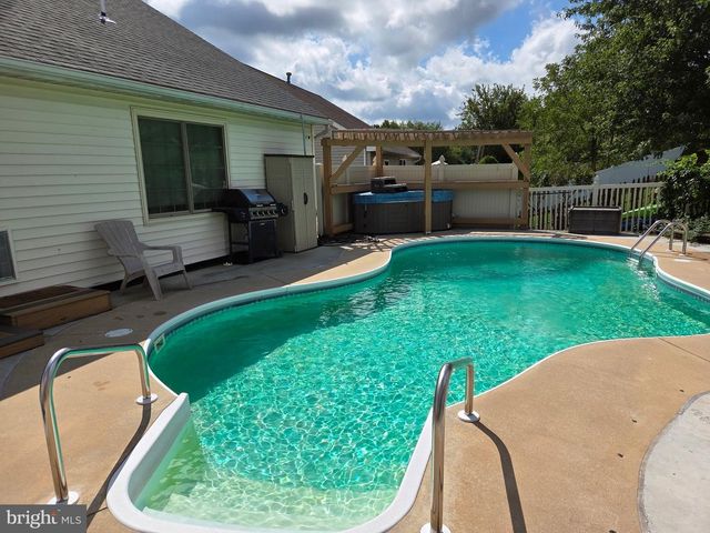 668 BLOSSOM HILL LN, Dallastown, PA 17313