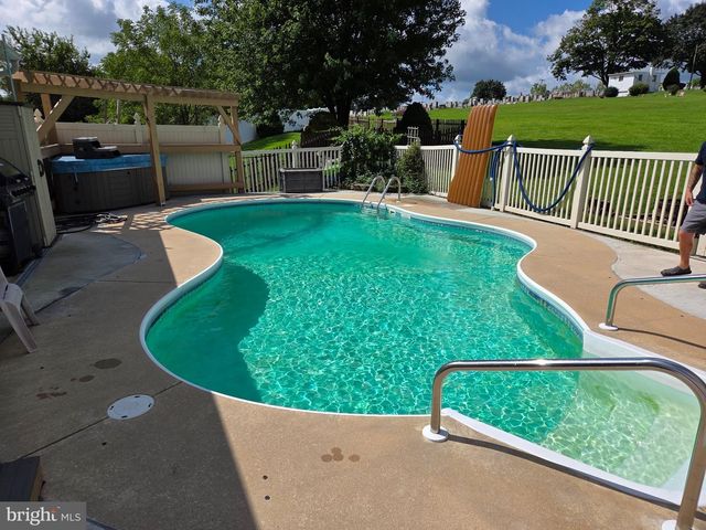 668 BLOSSOM HILL LN, Dallastown, PA 17313