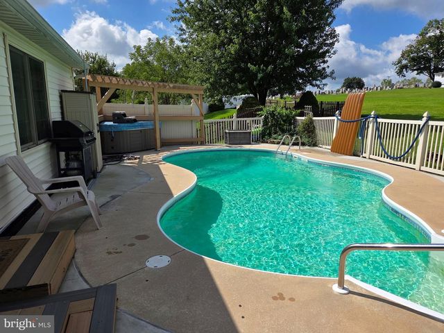 668 BLOSSOM HILL LN, Dallastown, PA 17313