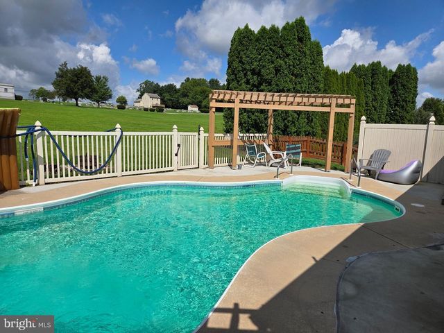 668 BLOSSOM HILL LN, Dallastown, PA 17313