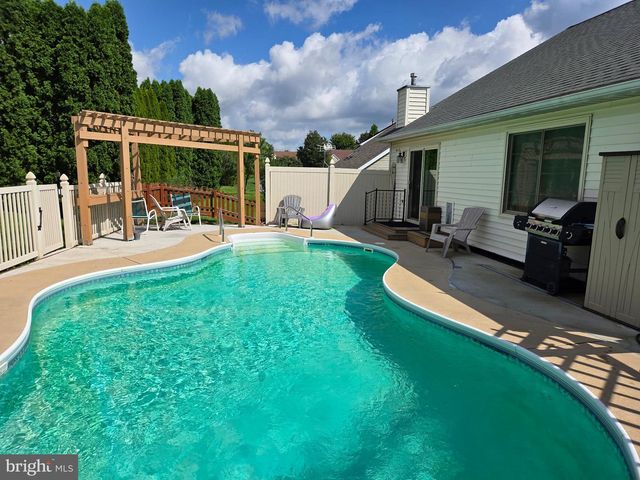 668 BLOSSOM HILL LN, Dallastown, PA 17313