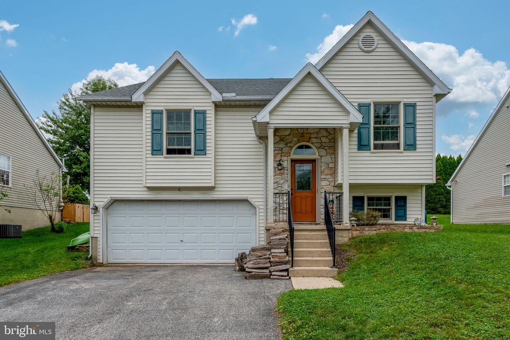 668 BLOSSOM HILL LN, Dallastown, PA 17313