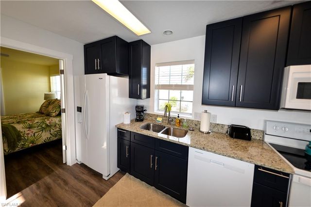 19 Helen LN, Fort Myers Beach, FL 33931
