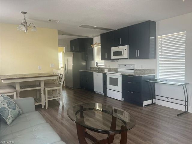 19 Helen LN, Fort Myers Beach, FL 33931