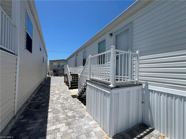 19 Helen LN, Fort Myers Beach, FL 33931