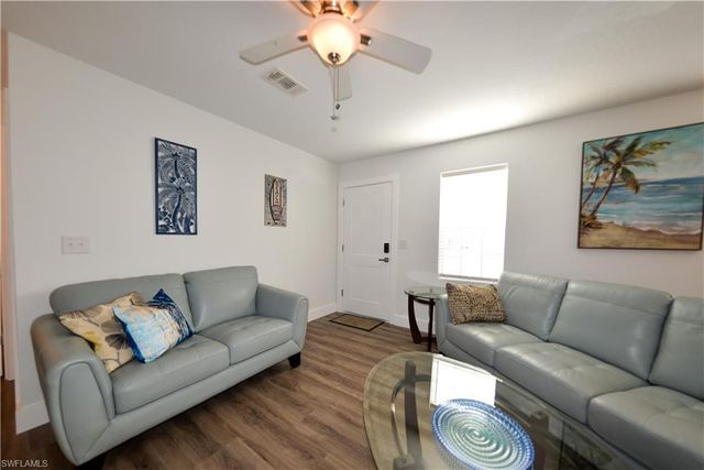 19 Helen LN, Fort Myers Beach, FL 33931