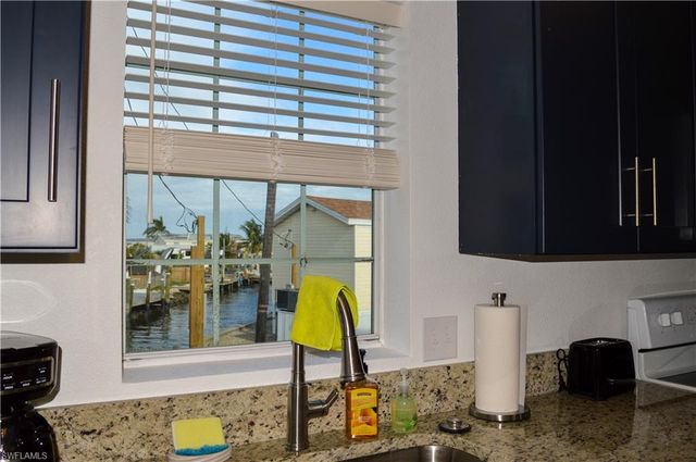 19 Helen LN, Fort Myers Beach, FL 33931