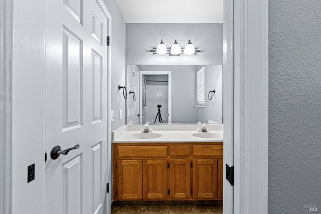 1820 Howard Dr, Windsor, CA 95492