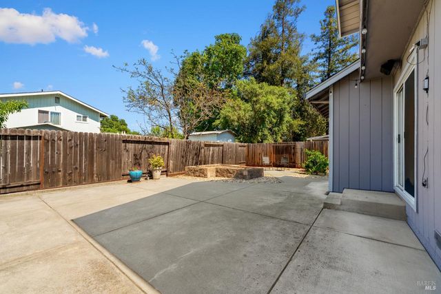 1820 Howard Dr, Windsor, CA 95492