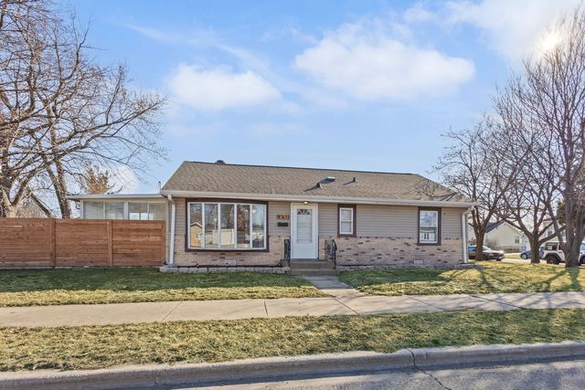 9301 S 54th Court, Oak Lawn, IL 60453