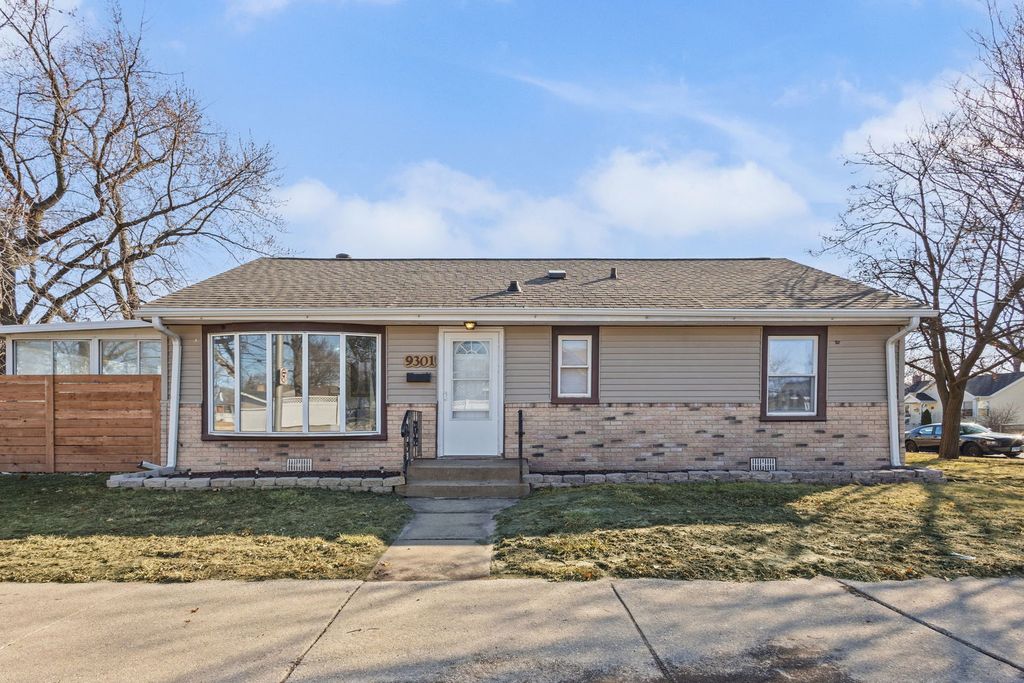 9301 S 54th Court, Oak Lawn, IL 60453