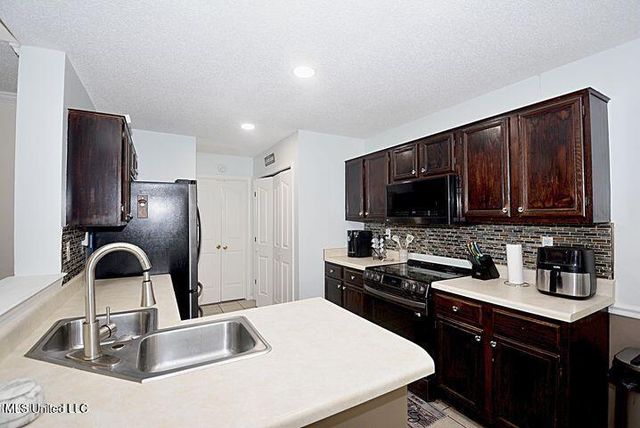 9195 Lakeside Drive, Olive Branch, MS 38654