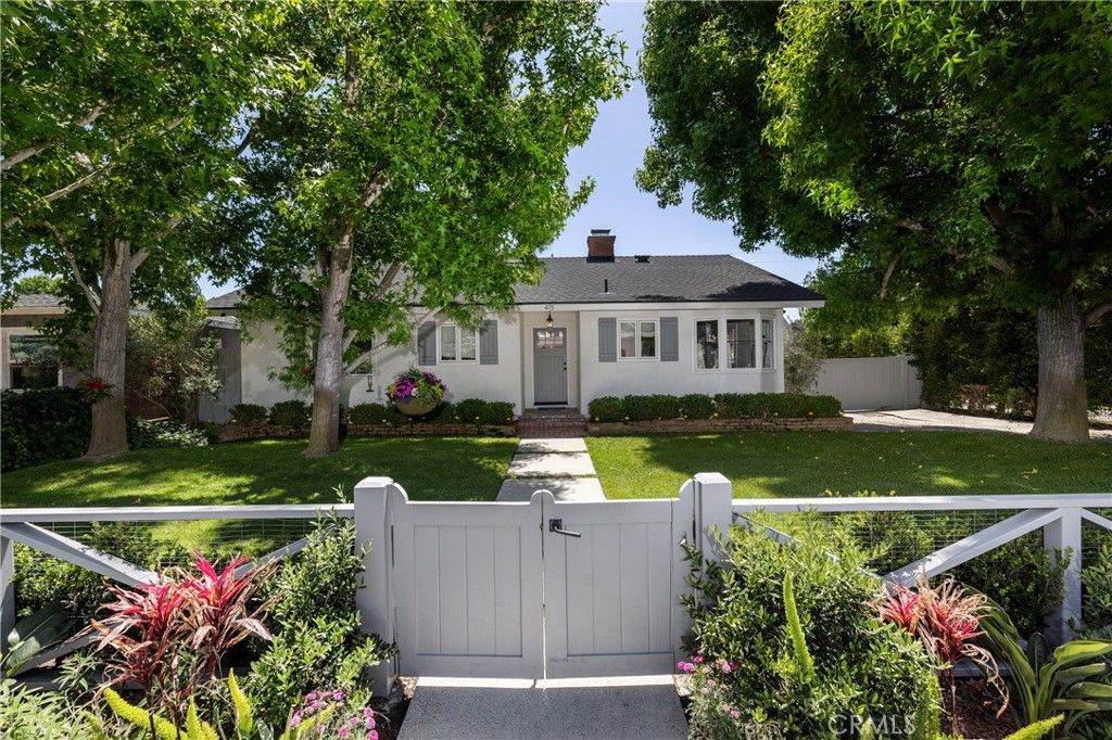 Image 1 of property listing at 415 Walnut, Costa Mesa, CA 92627