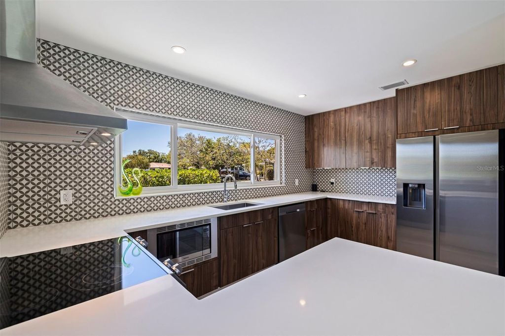 Image 12 of property listing at 259 MINEOLA DRIVE E, Belleair Bluffs, FL 33770