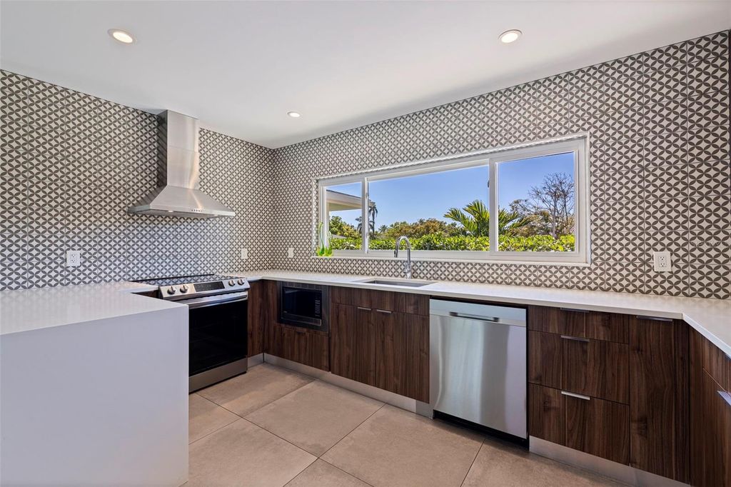 Image 13 of property listing at 259 MINEOLA DRIVE E, Belleair Bluffs, FL 33770