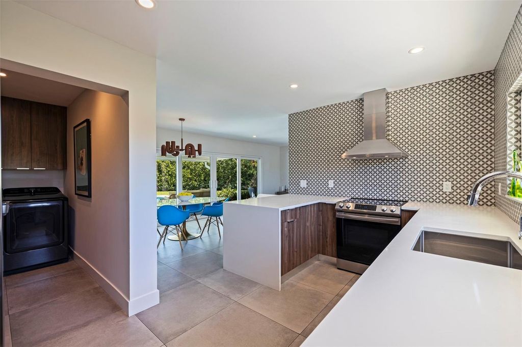 Image 16 of property listing at 259 MINEOLA DRIVE E, Belleair Bluffs, FL 33770