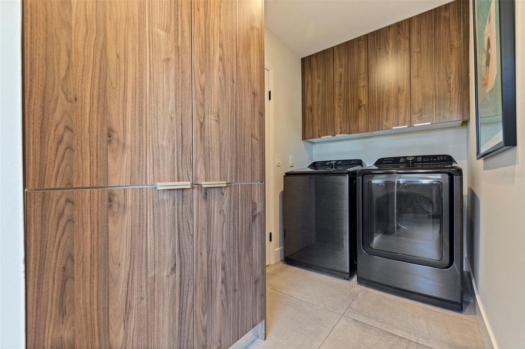 Image 17 of property listing at 259 MINEOLA DRIVE E, Belleair Bluffs, FL 33770