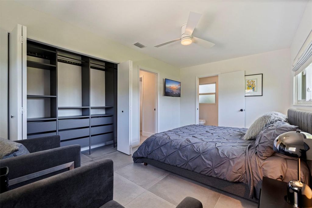 Image 19 of property listing at 259 MINEOLA DRIVE E, Belleair Bluffs, FL 33770