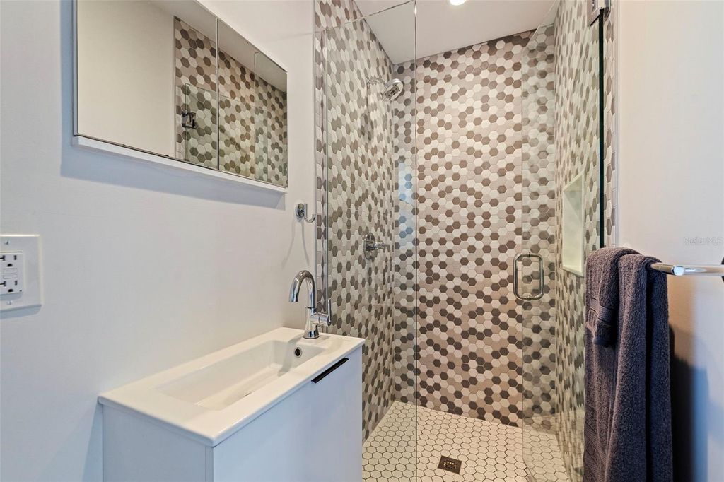 Image 21 of property listing at 259 MINEOLA DRIVE E, Belleair Bluffs, FL 33770